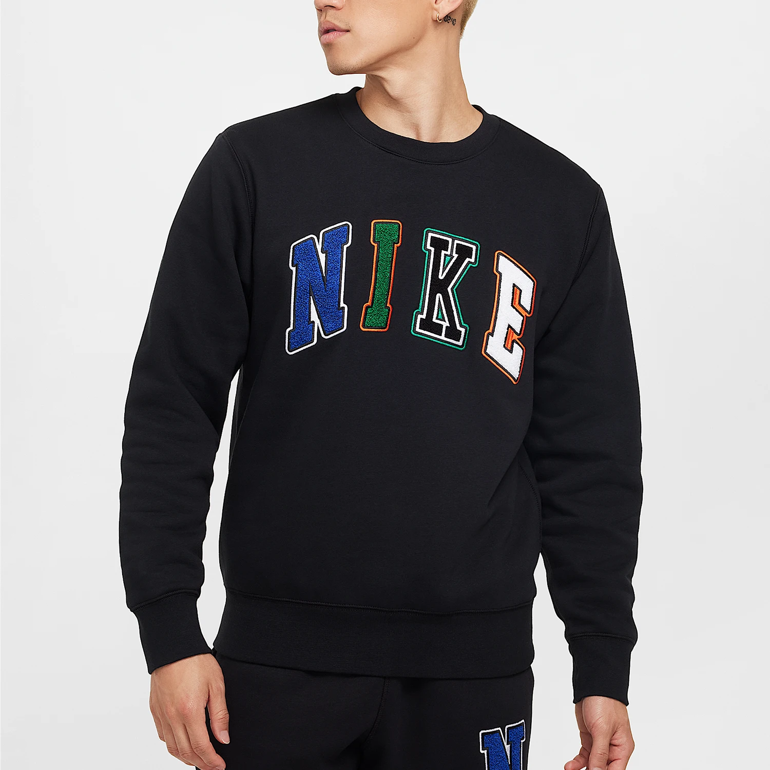 Оригинальный осенний мужской трикотажный свитшот Nike с круглым вырезом и принтом FZ0880-010
Оригинальный осенний мужской трикотажный свитшот Nike с круглым вырезом и принтом FZ0880-010
