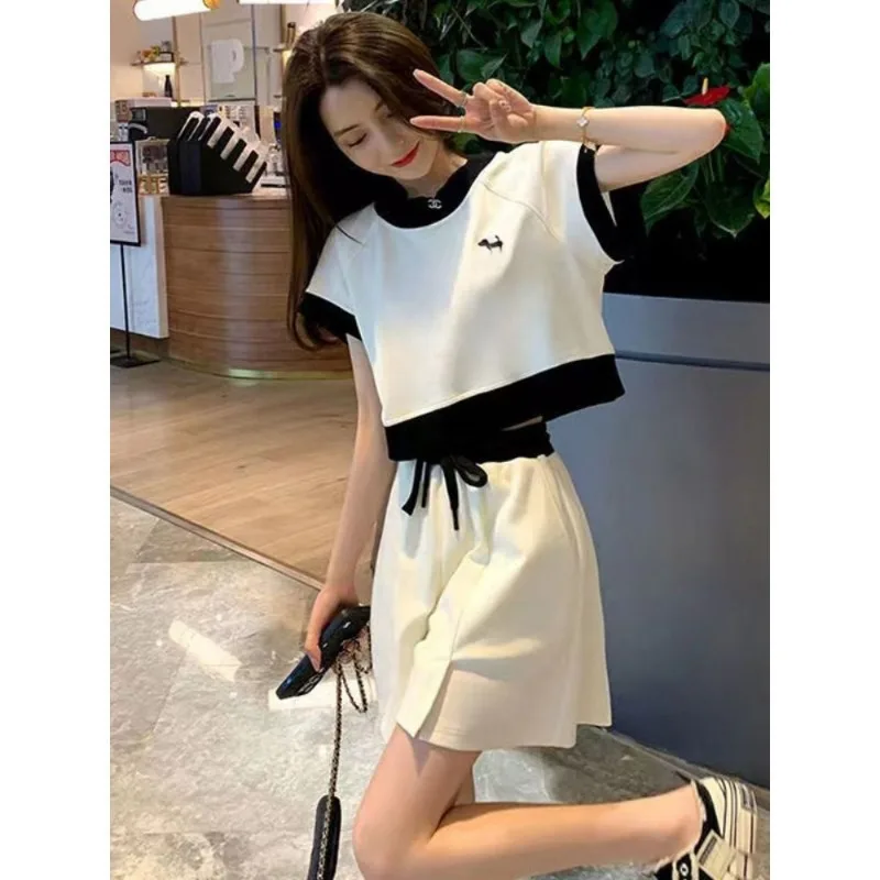 Women Summer Fashion Contrasting Colors Loose Short Sleeve T-Shirt Ladies Simplicity Office Lady Casual Shorts Two-piece Set
Women Summer Fashion Contrasting Colors Loose Short Sleeve T-Shirt Ladies Simplicity Office Lady Casual Shorts Two-piece Set