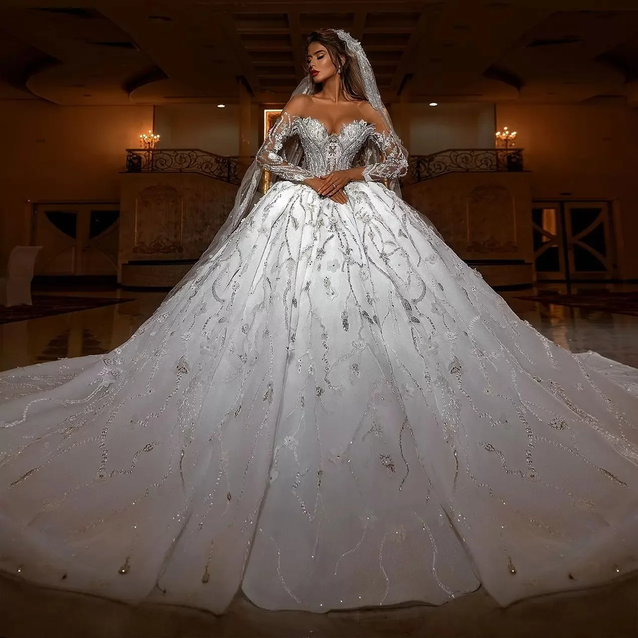 Dubai Sheer Neck Puffy Wedding Dresses Luxury Sweetheart Appliques Lace Crystal Flowers Bridal Gowns Customed Vestidos De Noiva
Dubai Sheer Neck Puffy Wedding Dresses Luxury Sweetheart Appliques Lace Crystal Flowers Bridal Gowns Customed Vestidos De Noiva