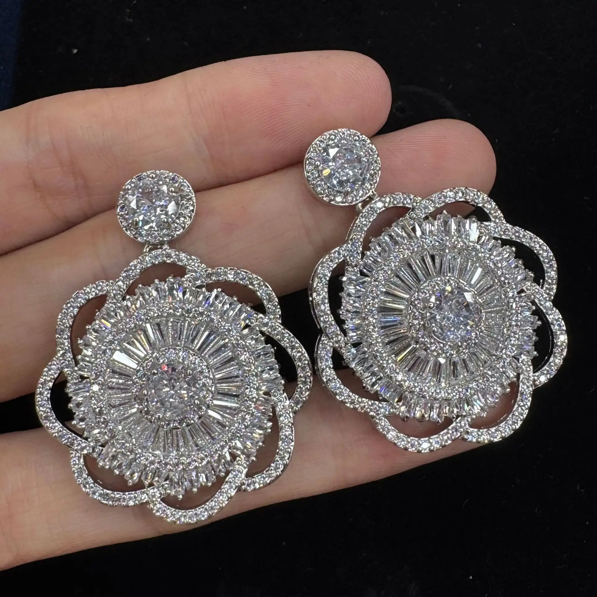 zirconia round dangling earrings women wedding bride dinner party gown sparkly jewelry silver color flower earrings
zirconia round dangling earrings women wedding bride dinner party gown sparkly jewelry silver color flower earrings
