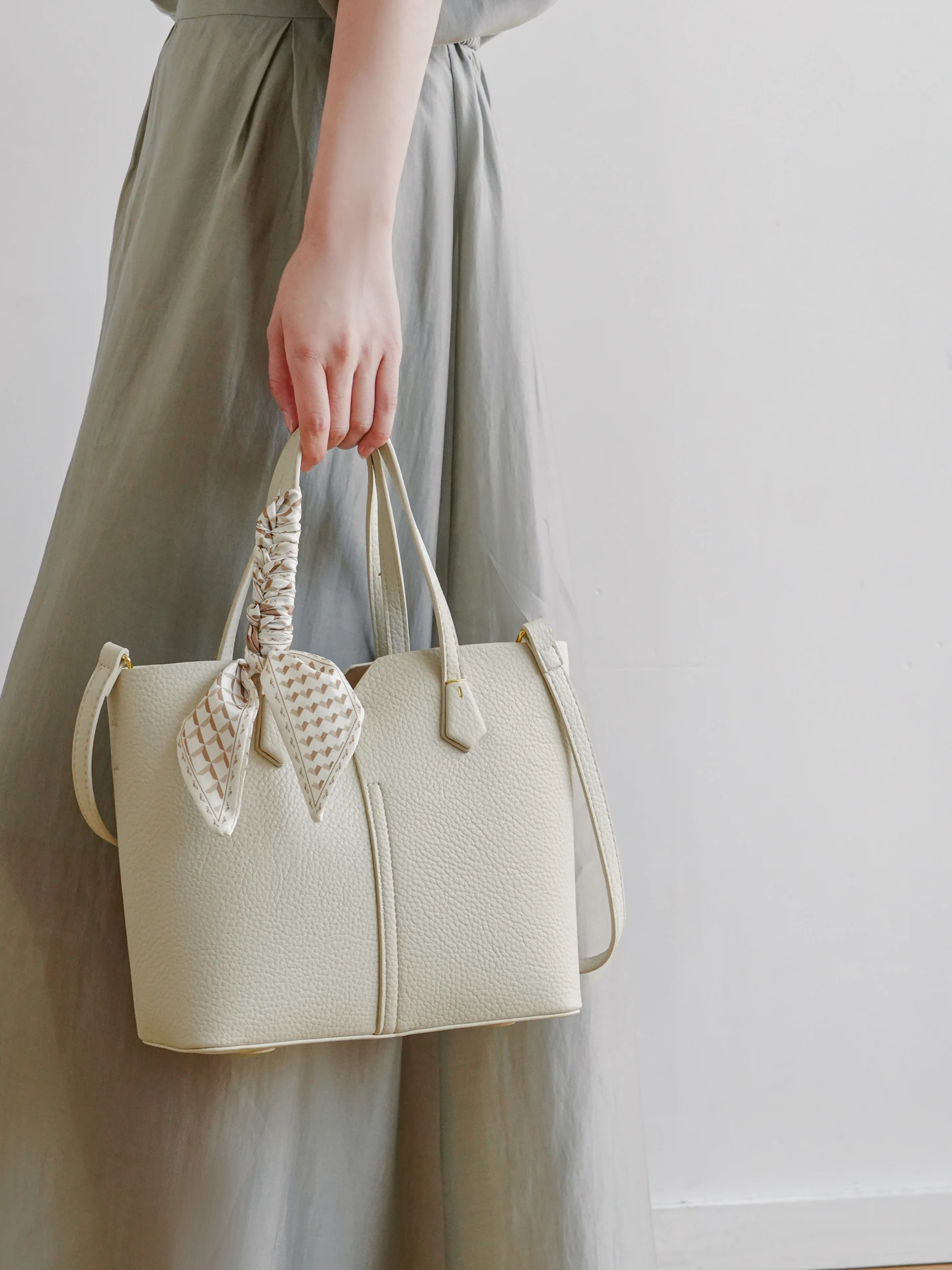 Fashionable Large Capacity Bucket Bag Women's Handbag Soft Leather Single Shoulder Crossbody Bag Commuter Style City Chic
Fashionable Large Capacity Bucket Bag Women's Handbag Soft Leather Single Shoulder Crossbody Bag Commuter Style City Chic