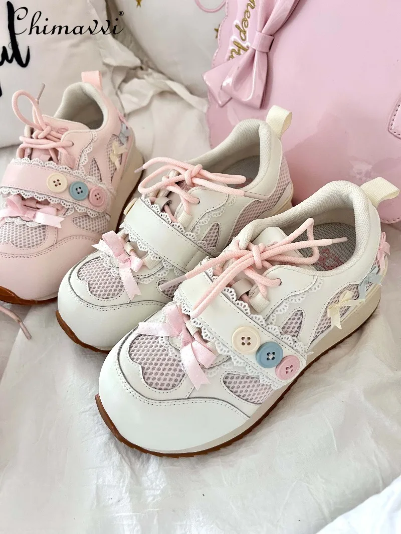 Оригинальные милые кроссовки, осень 2024, новая милая студенческая повседневная обувь с бантом для девочек, универсальная сетчатая обувь Kawaii для женщин
Оригинальные милые кроссовки, осень 2024, новая милая студенческая повседневная обувь с бантом для девочек, универсальная сетчатая обувь Kawaii для женщин