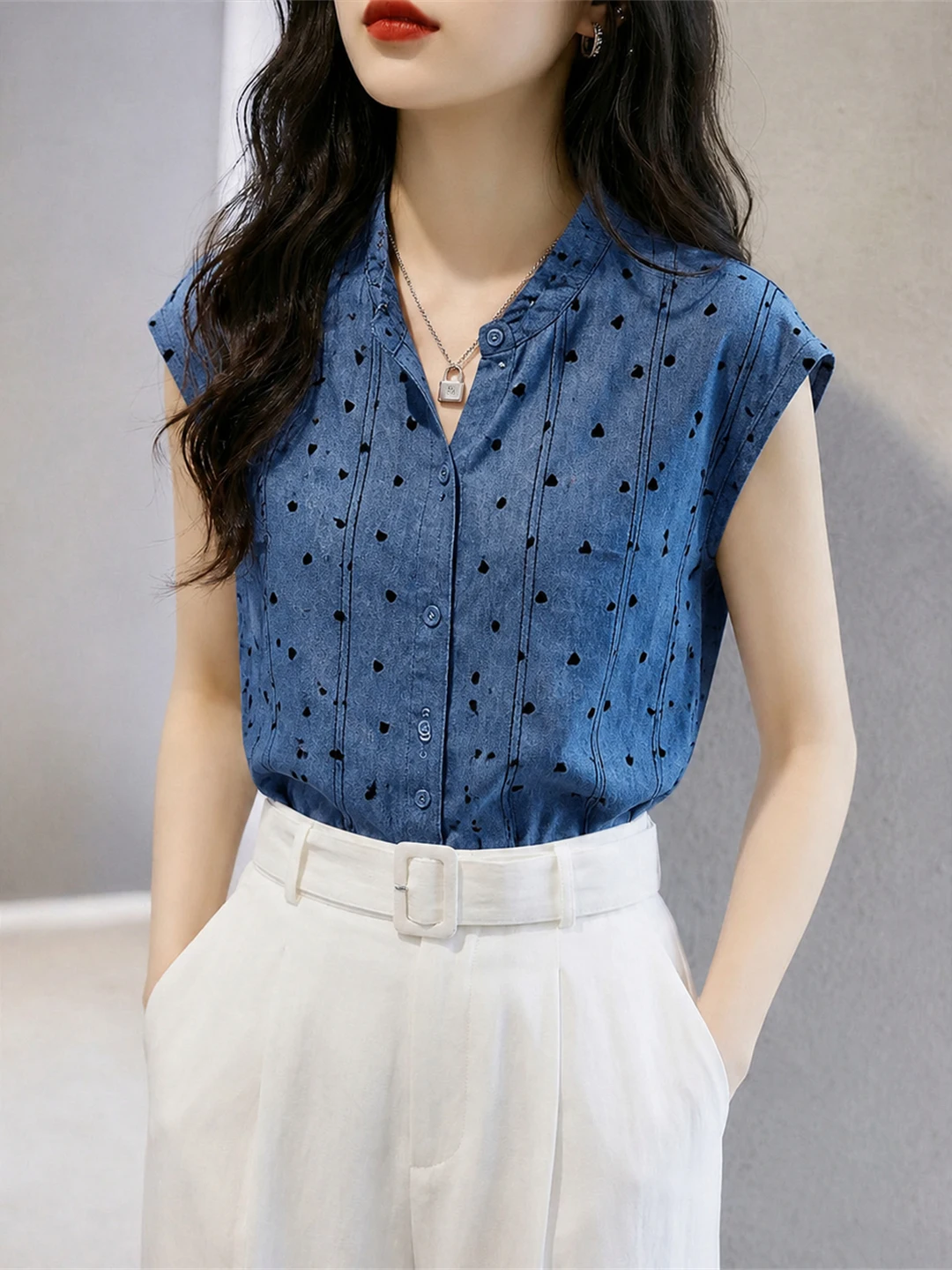 Summer 2026 Fashionable Polka Dot Contrast Color Single Button Shirt Skin-friendly Classic Style Korean Version Silk Top
Summer 2026 Fashionable Polka Dot Contrast Color Single Button Shirt Skin-friendly Classic Style Korean Version Silk Top