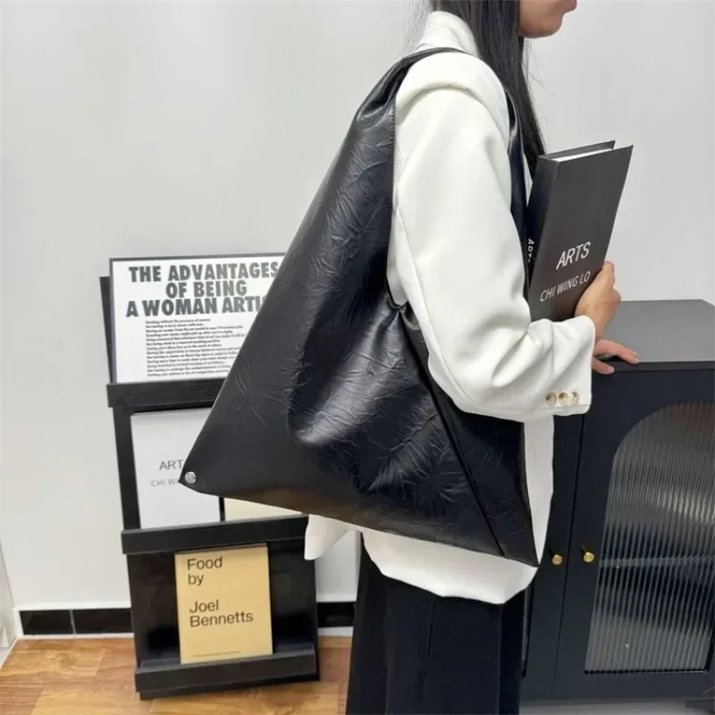 PU Hasp 2025 New Product Women's Shoulder Bag Solid Color Simple Fashion Handbag Soft Large Capacity Trendy Designer Tote Bag
PU Hasp 2025 New Product Women's Shoulder Bag Solid Color Simple Fashion Handbag Soft Large Capacity Trendy Designer Tote Bag
