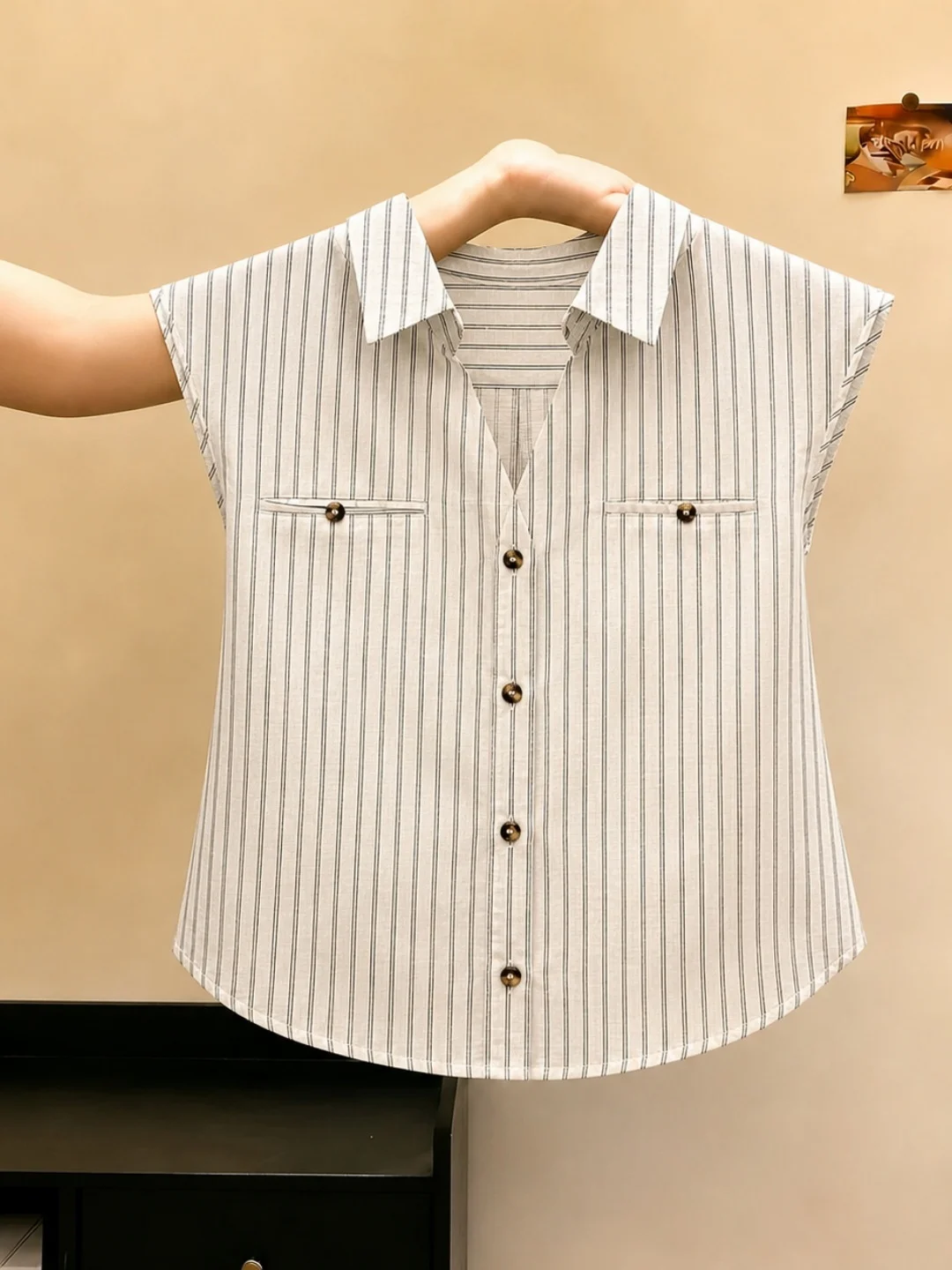 Trendy Striped Color Block Design Single Button Vest Sleeveless Korean Style Commute Fashion Women's Top Silk Material
Trendy Striped Color Block Design Single Button Vest Sleeveless Korean Style Commute Fashion Women's Top Silk Material