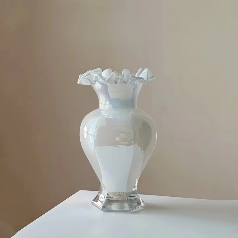 Pearlescent colorful handmade medieval Fenton glass vase, fishtail flower ware, light luxury home decoration, dining table
Pearlescent colorful handmade medieval Fenton glass vase, fishtail flower ware, light luxury home decoration, dining table