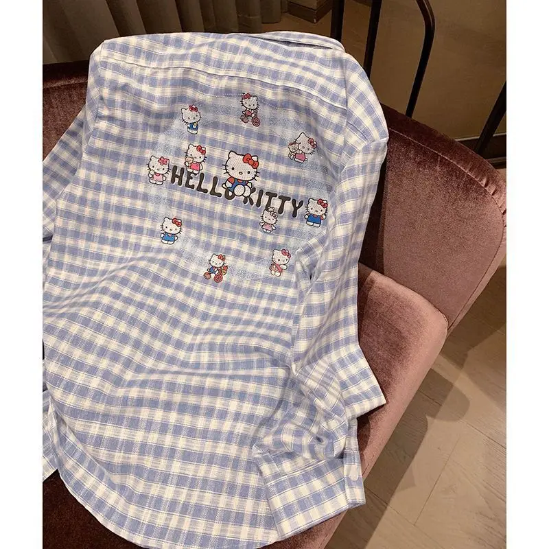 Sanrio Hello Kitty клетчатая рубашка с горячим тиснением, женская весна-осень 2025 года, модная тонкая солнцезащитная рубашка, корейская версия, повседневная блузка
Sanrio Hello Kitty клетчатая рубашка с горячим тиснением, женская весна-осень 2025 года, модная тонкая солнцезащитная рубашка, корейская версия, повседневная блузка