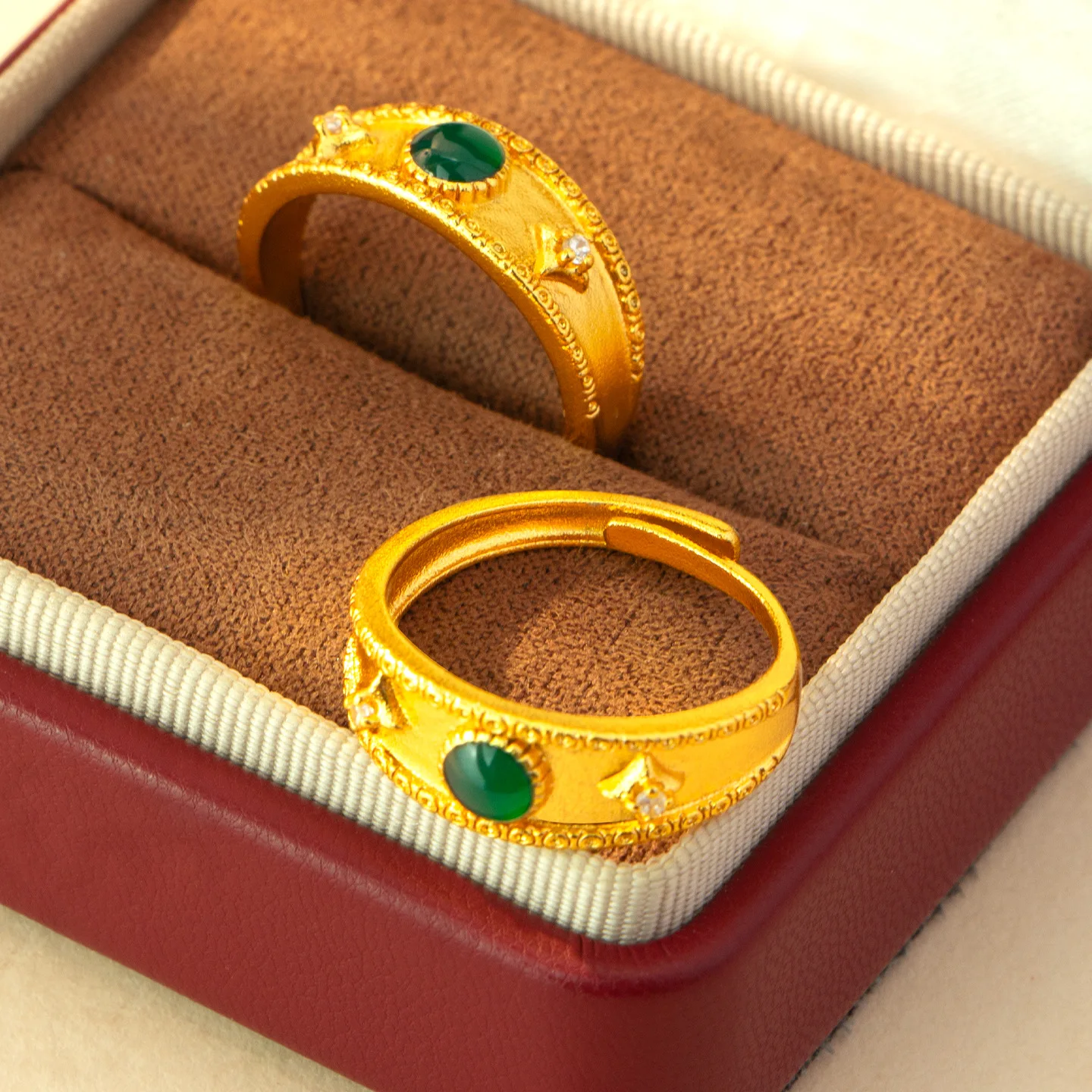 Новое кольцо из чистого золота 9999, матовое кольцо с бриллиантом и изумрудом для женщин, браслет из настоящего золота 24 карата в стиле ретро
Новое кольцо из чистого золота 9999, матовое кольцо с бриллиантом и изумрудом для женщин, браслет из настоящего золота 24 карата в стиле ретро