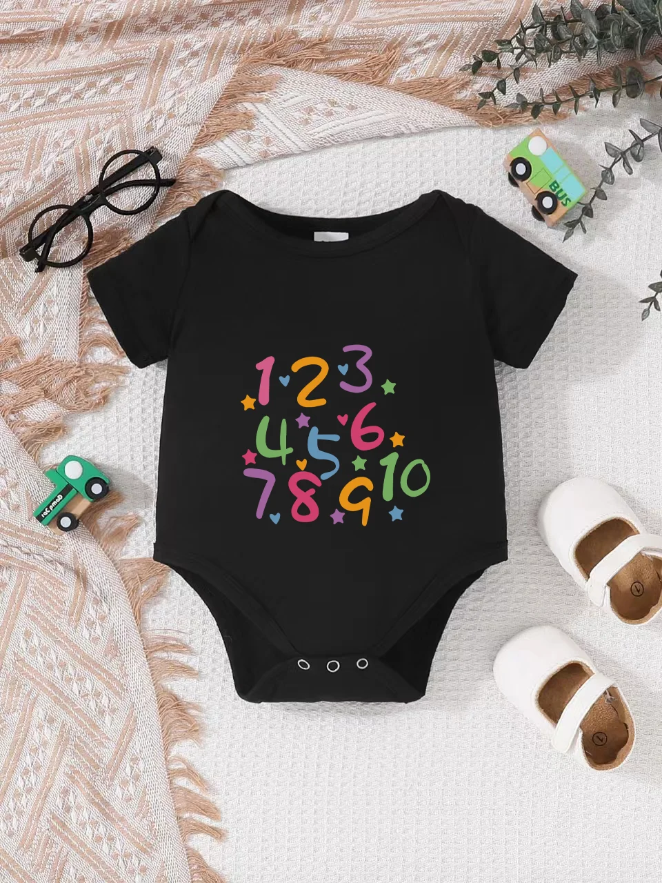 Playful letter-printed baby short-sleeve triangle bodysuit. Button closure for easy dressing
Playful letter-printed baby short-sleeve triangle bodysuit. Button closure for easy dressing