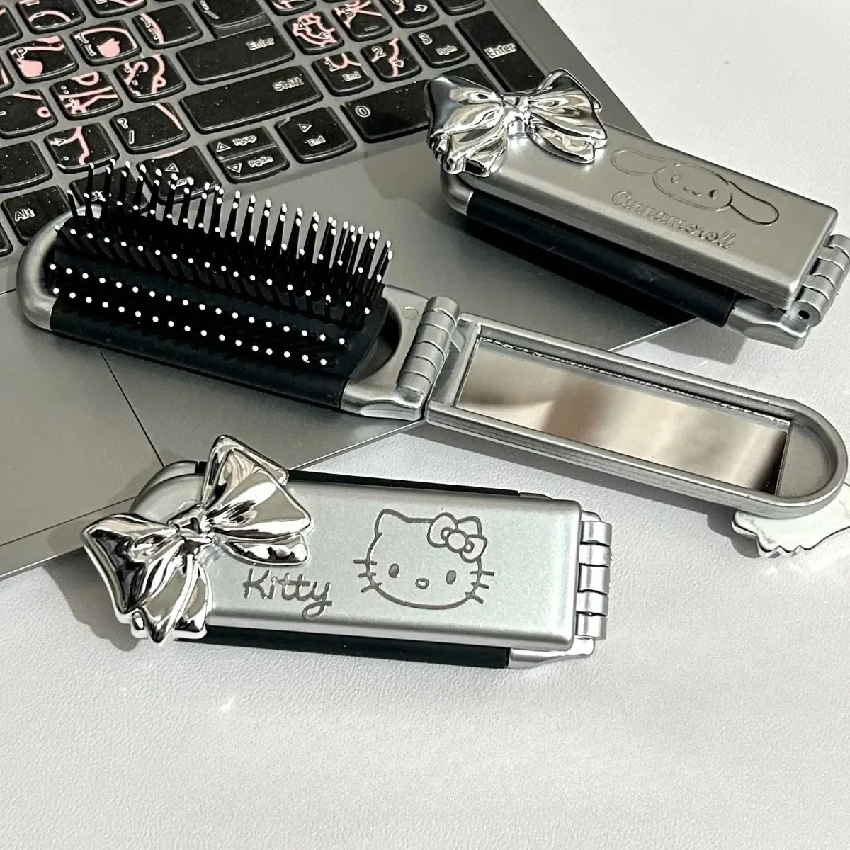 Sanrio Kawaii Small Comb with Makeup Mirror Melody Cinnamoroll Hellokitty Cartoon Anime Girl Portable Bangs Comb Birthday Gift
Sanrio Kawaii Small Comb with Makeup Mirror Melody Cinnamoroll Hellokitty Cartoon Anime Girl Portable Bangs Comb Birthday Gift
