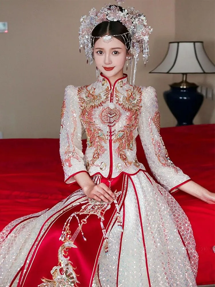 The wears a champagne-colored dress large-sized golden Chinese-style wedding and gown
The wears a champagne-colored dress large-sized golden Chinese-style wedding and gown
