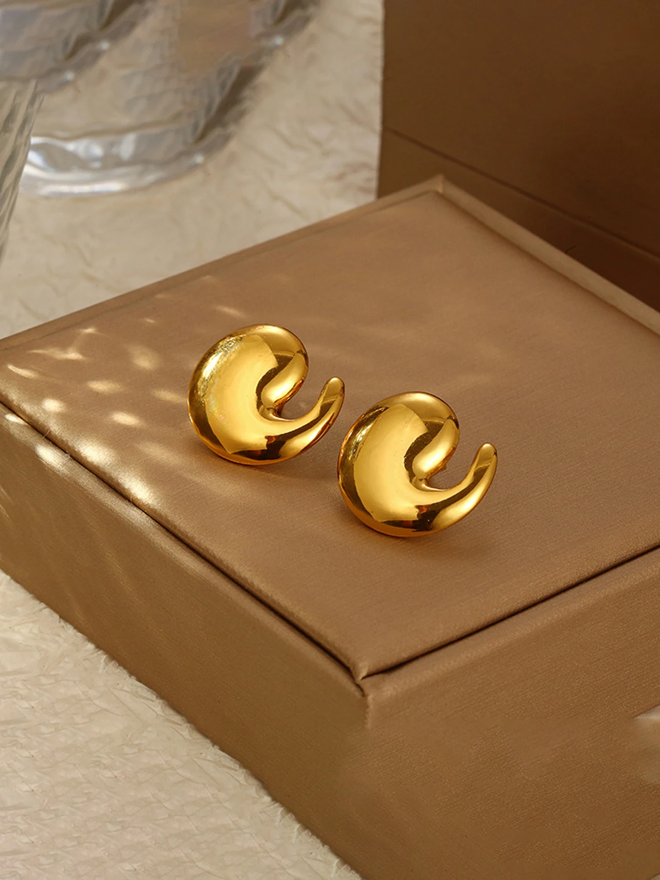 Women's Asymmetric Stainless Steel Stud Earrings, Sexy Design Trendy Ear Accessories for All Seasons, High-End Fashion Jewelry
Women's Asymmetric Stainless Steel Stud Earrings, Sexy Design Trendy Ear Accessories for All Seasons, High-End Fashion Jewelry