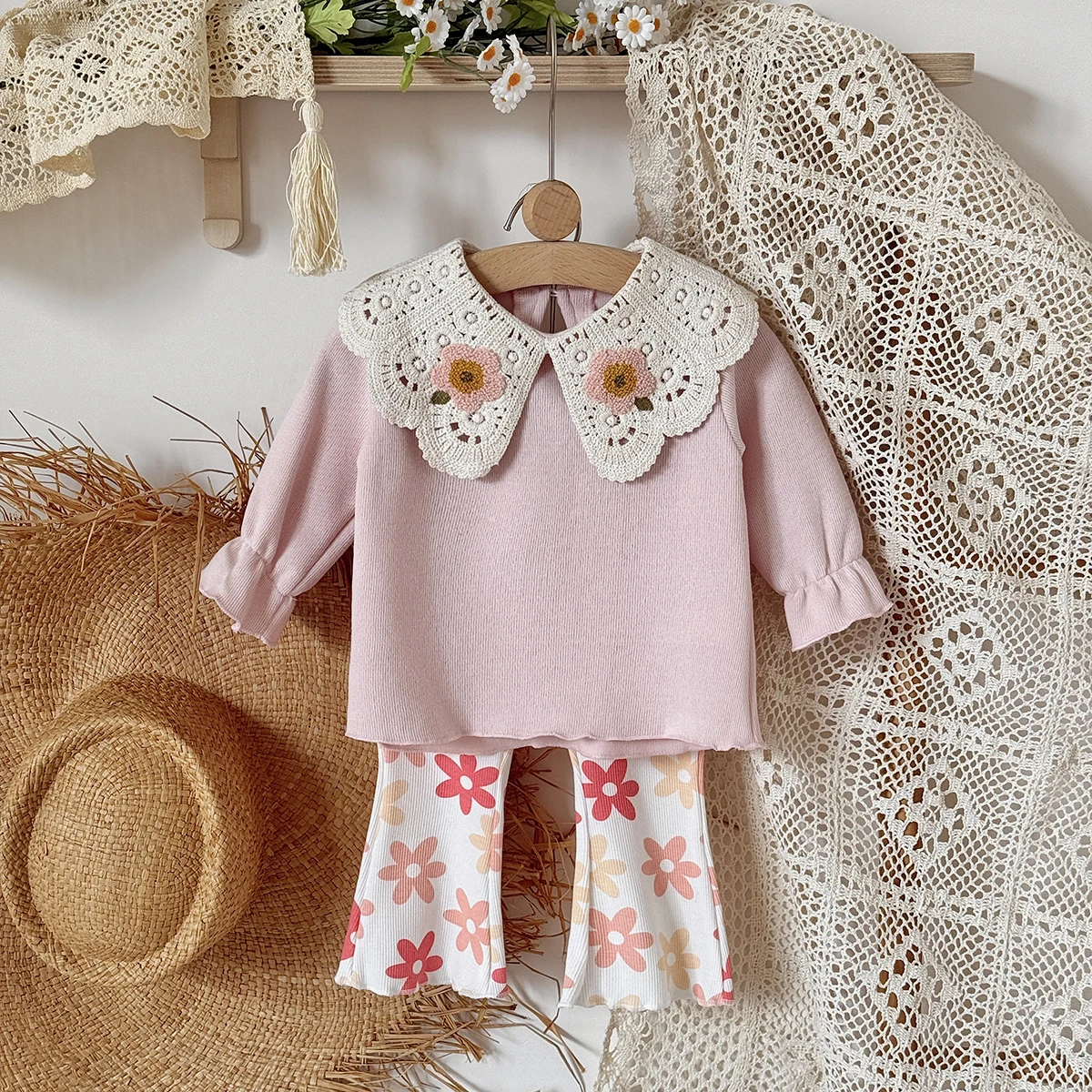 Комплект для маленьких девочек: свитшот с длинными рукавами и вышивкой в виде цветов, брюки-клеш, весенне-осенняя одежда, товары для новорожденных
Комплект для маленьких девочек: свитшот с длинными рукавами и вышивкой в виде цветов, брюки-клеш, весенне-осенняя одежда, товары для новорожденных