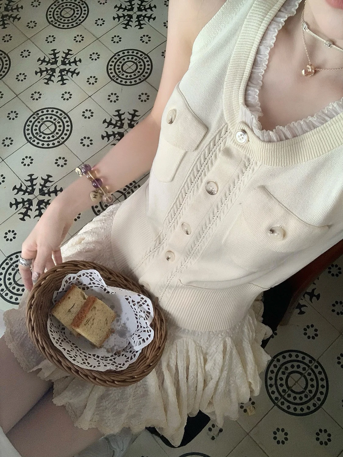 Lilith Comfortable Lace Knitted Svel Vest Women's Summer Vintage Ele Top Polyester Viscose ort Sle Single Button
Lilith Comfortable Lace Knitted Svel Vest Women's Summer Vintage Ele Top Polyester Viscose ort Sle Single Button