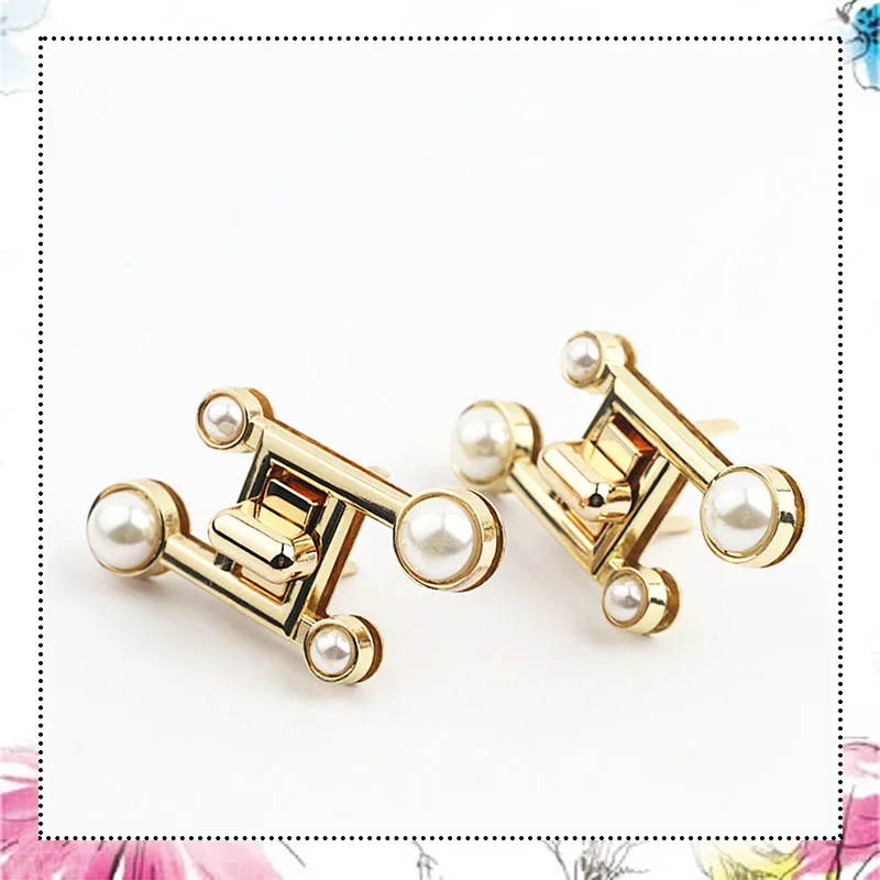 2Pcs Metal Clasp Pearl Turn Twist Lock Spring Buckle for DIY Handbag Bag Purse Hardware Closure Bags Parts Leather Accessories
2Pcs Metal Clasp Pearl Turn Twist Lock Spring Buckle for DIY Handbag Bag Purse Hardware Closure Bags Parts Leather Accessories
