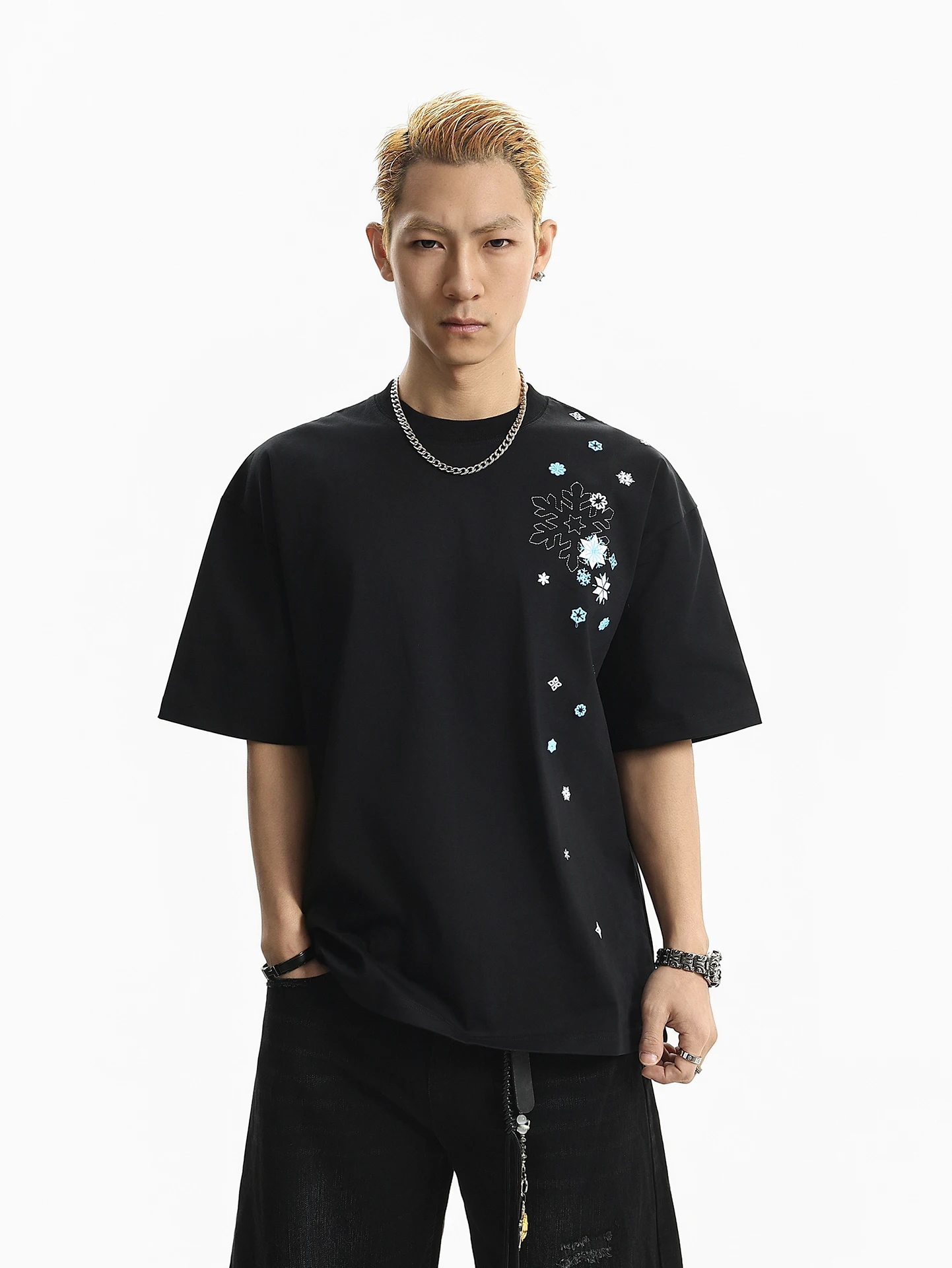 BETEBULE American High Street Snowflake Embroidery round Neck Short Sleeve T-Shirt Men Summer Heavyweight Loose Half Sleeve Top
BETEBULE American High Street Snowflake Embroidery round Neck Short Sleeve T-Shirt Men Summer Heavyweight Loose Half Sleeve Top