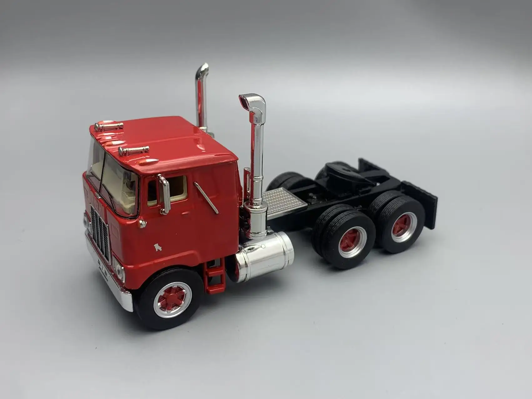 Spot TS 1:64 F700 1962 Semi-Trailer Flat-Front Tractor Alloy Model
Spot TS 1:64 F700 1962 Semi-Trailer Flat-Front Tractor Alloy Model