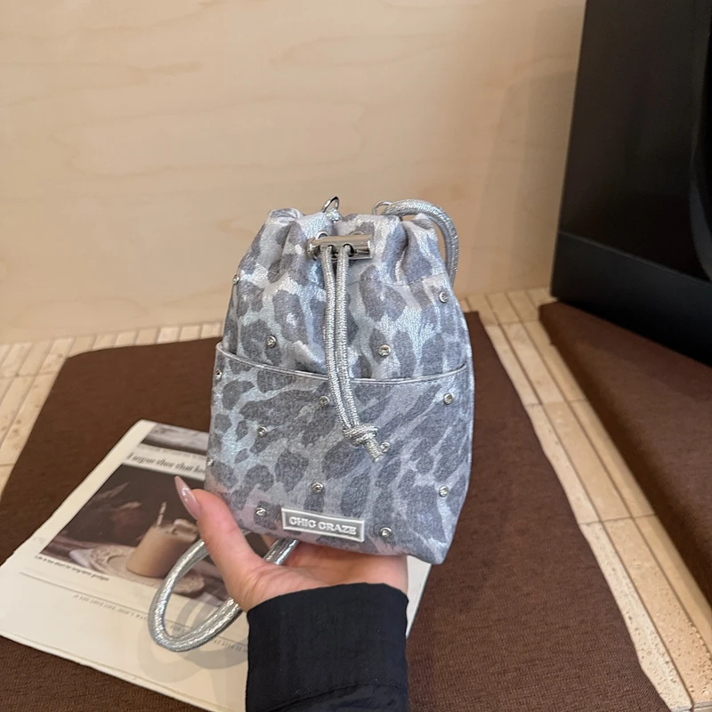 Pu String Bucket Fashion Shoulder Bags Leopard Print Trendy Women's Bags on Sale 2025 Brand Versatile Commuting Crossbody Bags
Pu String Bucket Fashion Shoulder Bags Leopard Print Trendy Women's Bags on Sale 2025 Brand Versatile Commuting Crossbody Bags