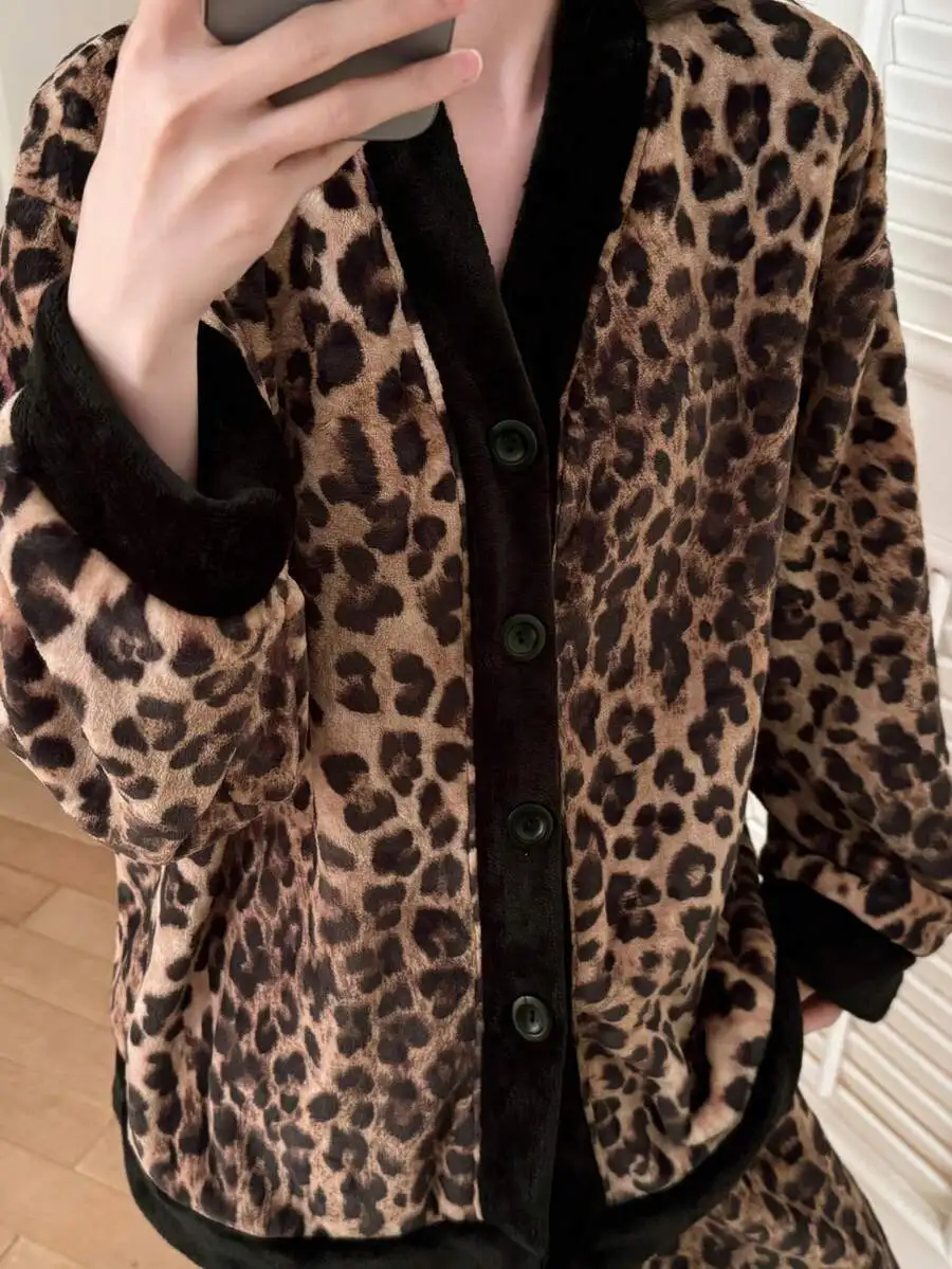 Leopard Print Fleece Pajama Set Women Mandarin Collar Button Front Flannel Long Sleeve Sleepwear Autumn Winter
Leopard Print Fleece Pajama Set Women Mandarin Collar Button Front Flannel Long Sleeve Sleepwear Autumn Winter
