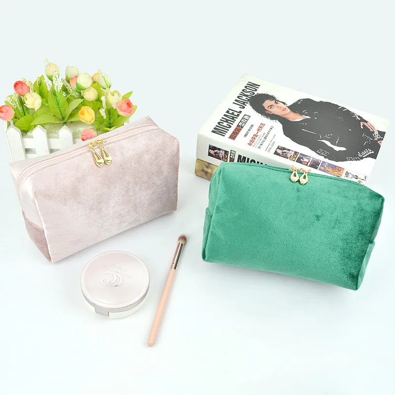 New fashionable women's plush small hand-held cosmetic bag, high-value multi-functional portable cosmetic storage bag
New fashionable women's plush small hand-held cosmetic bag, high-value multi-functional portable cosmetic storage bag