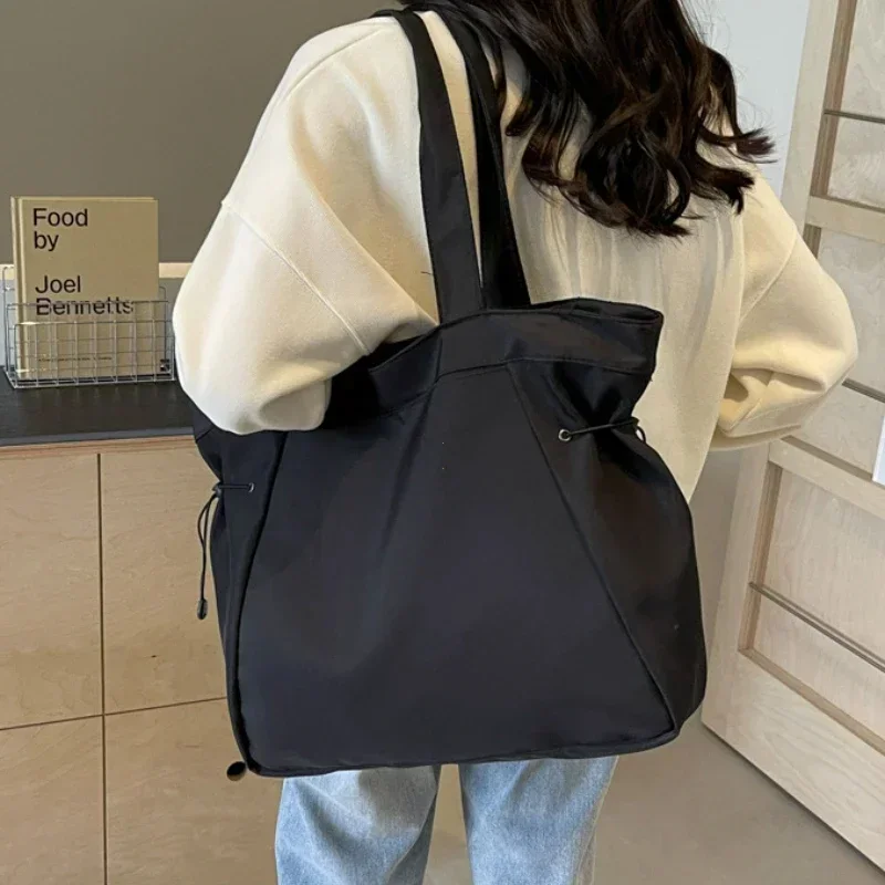 Casual Fashion Large Capacity Tote Bag Simple Travel Bag Women Large Shoulder Bag Aesthetic Handbags Drawstring Tote Handbag
Casual Fashion Large Capacity Tote Bag Simple Travel Bag Women Large Shoulder Bag Aesthetic Handbags Drawstring Tote Handbag