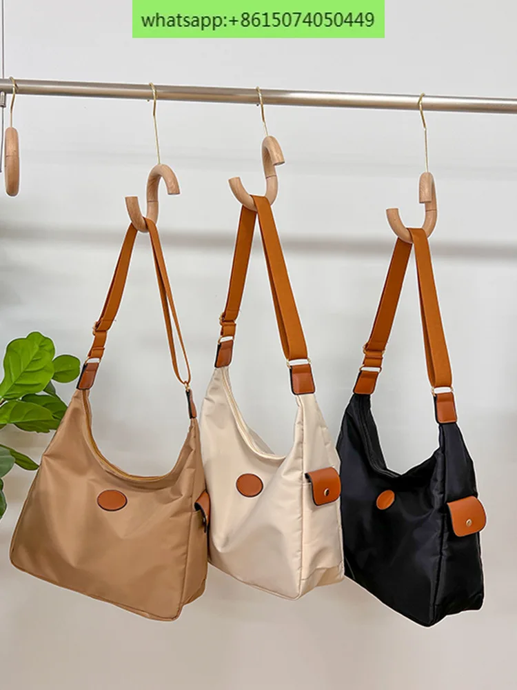 Leisure nylon fabric shoulder bag, on the internet and popular on books, the same simple and large capacity crossbody bag
Leisure nylon fabric shoulder bag, on the internet and popular on books, the same simple and large capacity crossbody bag