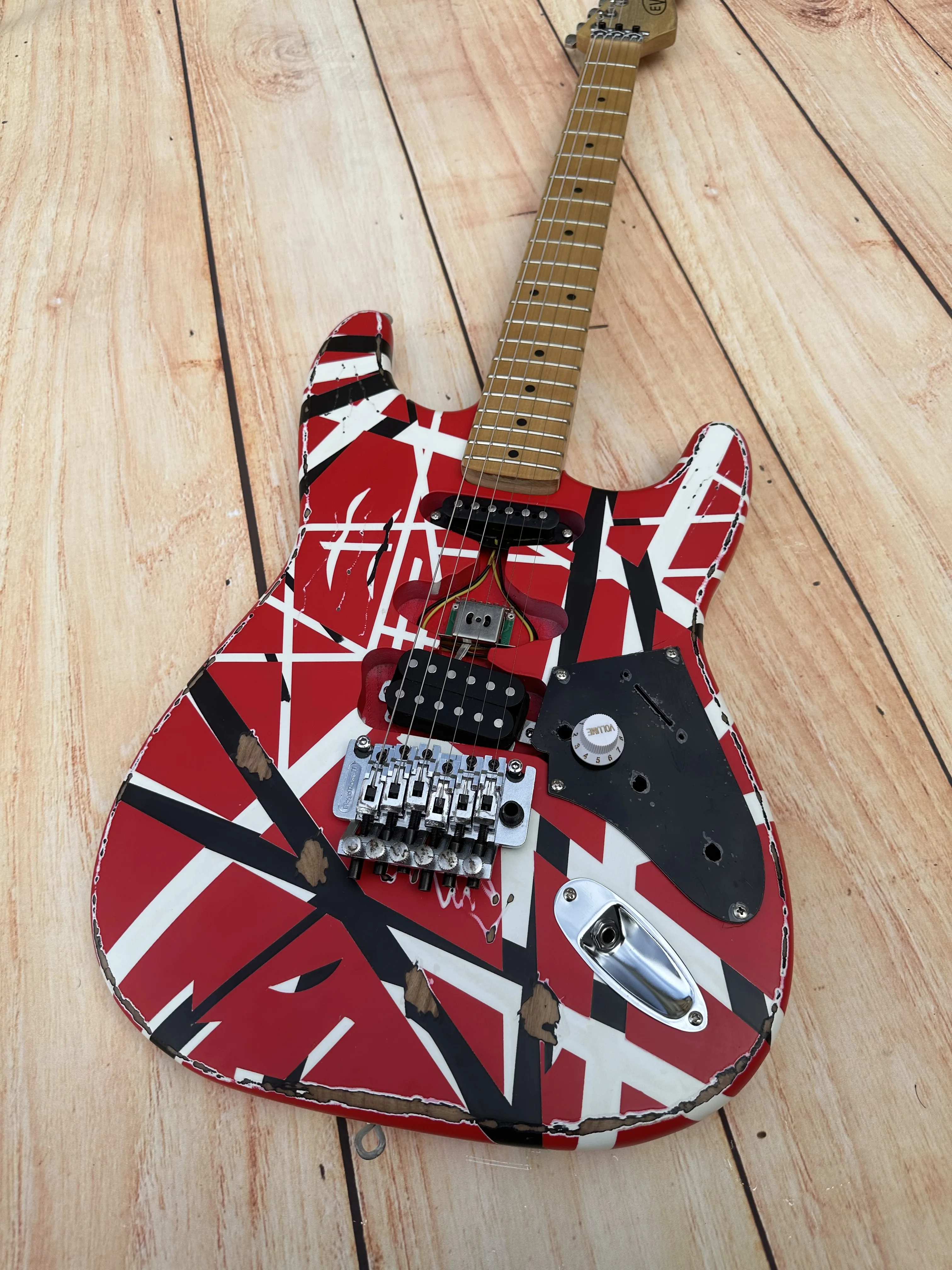 Guitarra Eléctrica reliquia pesada Floyd Rose Tremolo Bridge, Red Frank 5150, rayas blancas y negras, Edward Eddie Van Halen, En
Guitarra Eléctrica reliquia pesada Floyd Rose Tremolo Bridge, Red Frank 5150, rayas blancas y negras, Edward Eddie Van Halen, En