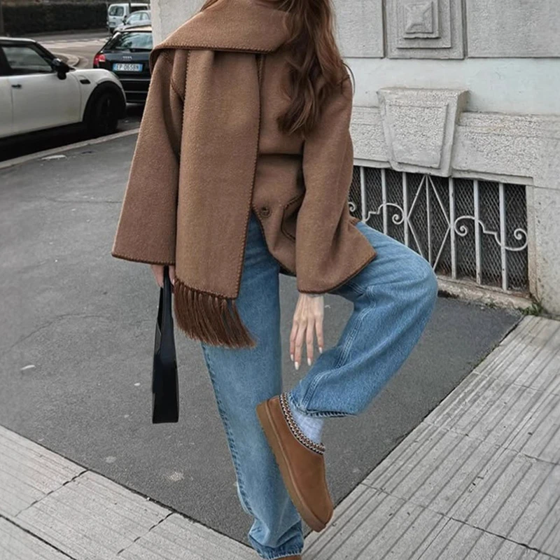 Fashion Temperament Solid Color Snood Collar Long Sleeve Woolen Short Coat Women's 2025 Winter New Wholesale
Fashion Temperament Solid Color Snood Collar Long Sleeve Woolen Short Coat Women's 2025 Winter New Wholesale