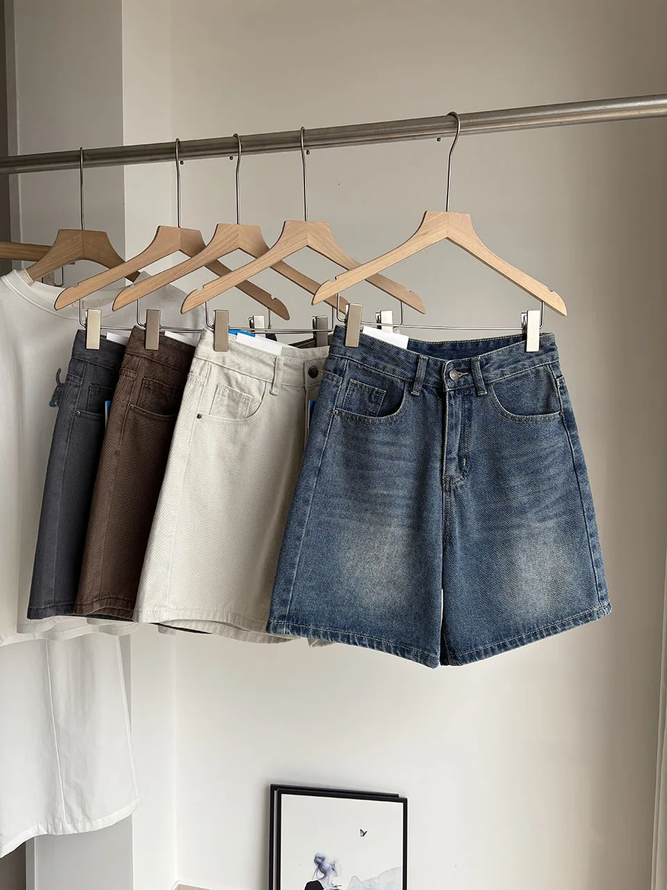 Korean Style High Waist Denim Shorts 2026 Women's Summer Fashionable Trend Solid Color Wide Leg Shorts Casual Retro Loose Shorts
Korean Style High Waist Denim Shorts 2026 Women's Summer Fashionable Trend Solid Color Wide Leg Shorts Casual Retro Loose Shorts