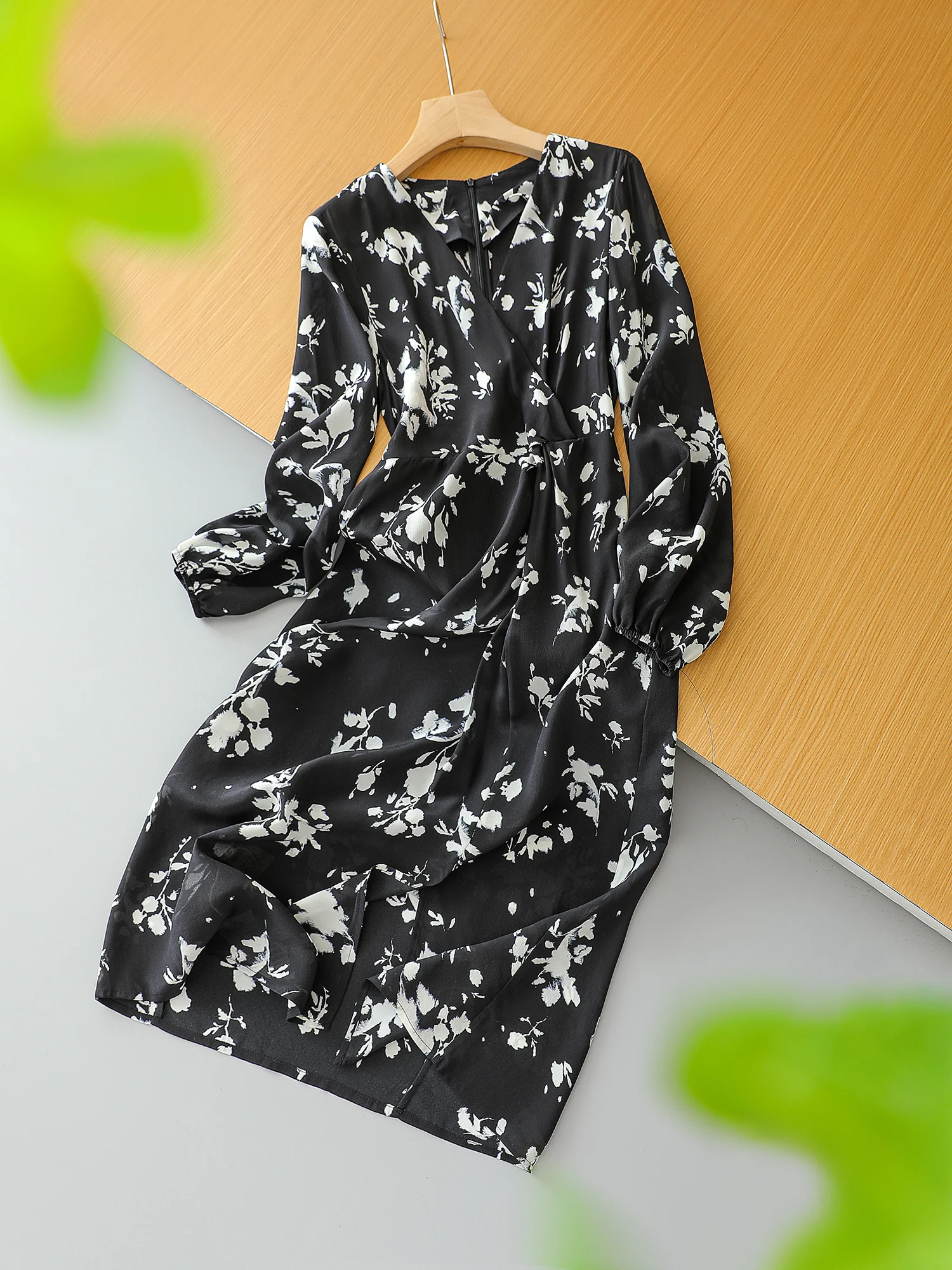New silk double crepe temperament V-neck printed dress LY8879
New silk double crepe temperament V-neck printed dress LY8879