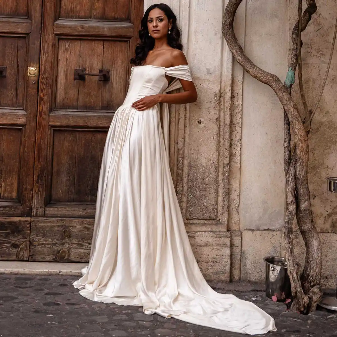 Elegant Off-Shoulder Satin Wedding Dress Open Back Sweep Train A-Line Bridal Gown for Romantic European Weddings Customized
Elegant Off-Shoulder Satin Wedding Dress Open Back Sweep Train A-Line Bridal Gown for Romantic European Weddings Customized