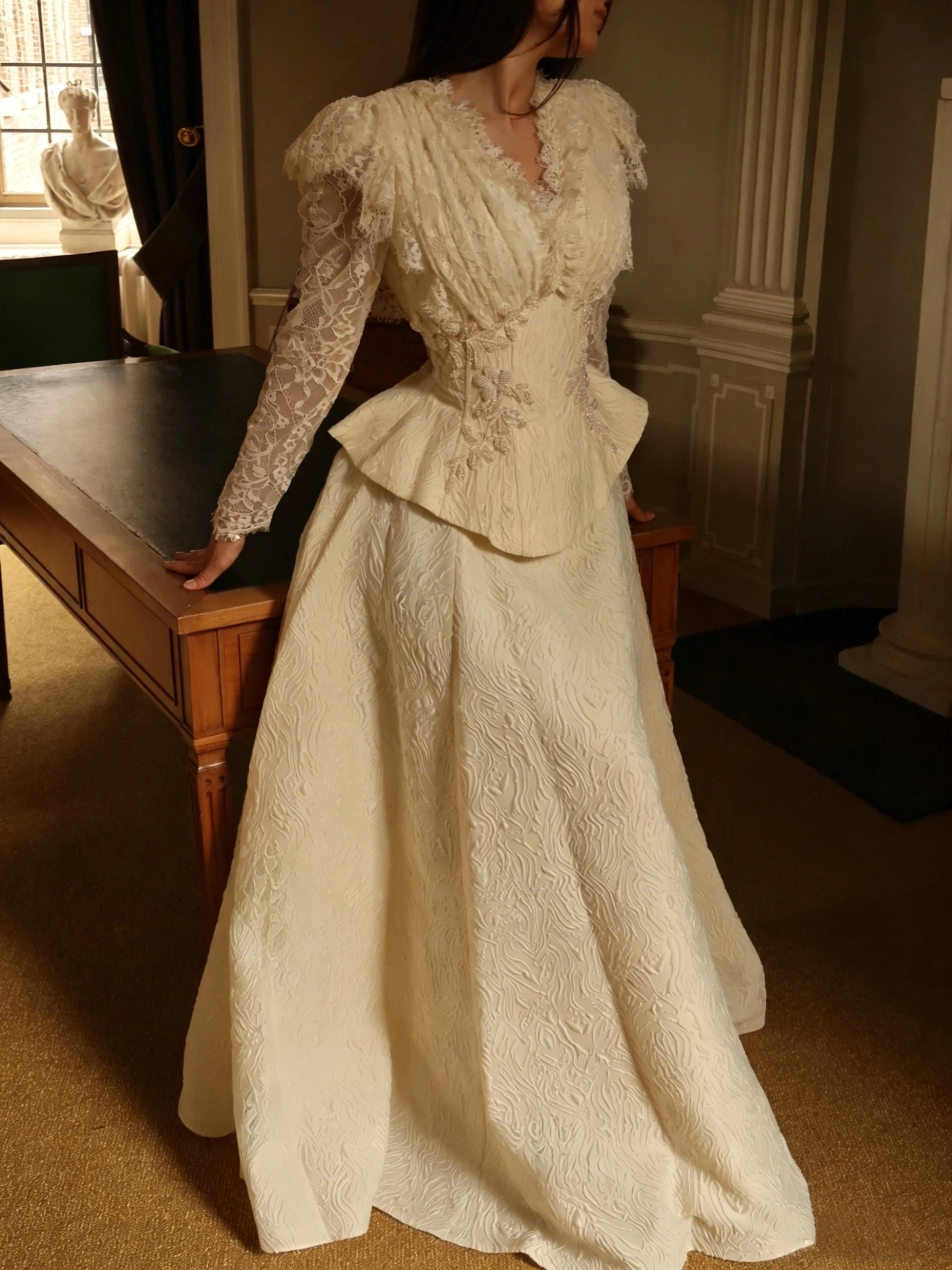 Elegant Victorian Style Wedding Dress With V-Neck Waistband Long Sleeves Lace Beaded Bridal Gown Vestido De Novia Customized
Elegant Victorian Style Wedding Dress With V-Neck Waistband Long Sleeves Lace Beaded Bridal Gown Vestido De Novia Customized