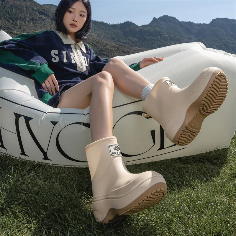 Lightweight Outdoor Short Tube Rain Boots Women's Fashionable Simple Waterproof Overshoes Plus Velvet Rubber Shoes Increase Boot
Lightweight Outdoor Short Tube Rain Boots Women's Fashionable Simple Waterproof Overshoes Plus Velvet Rubber Shoes Increase Boot