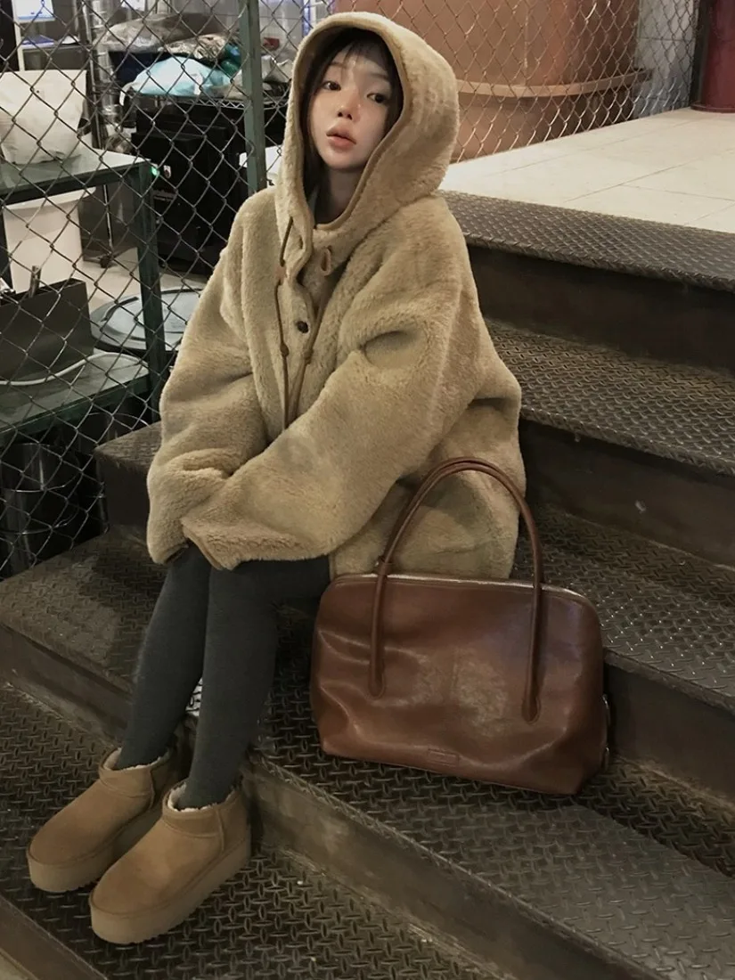 Женское шикарное осенне-зимнее свободное утягивающее пальто для колледжа на пуговицах с капюшоном, кожаное меховое пальто с внутренним верхом
Женское шикарное осенне-зимнее свободное утягивающее пальто для колледжа на пуговицах с капюшоном, кожаное меховое пальто с внутренним верхом