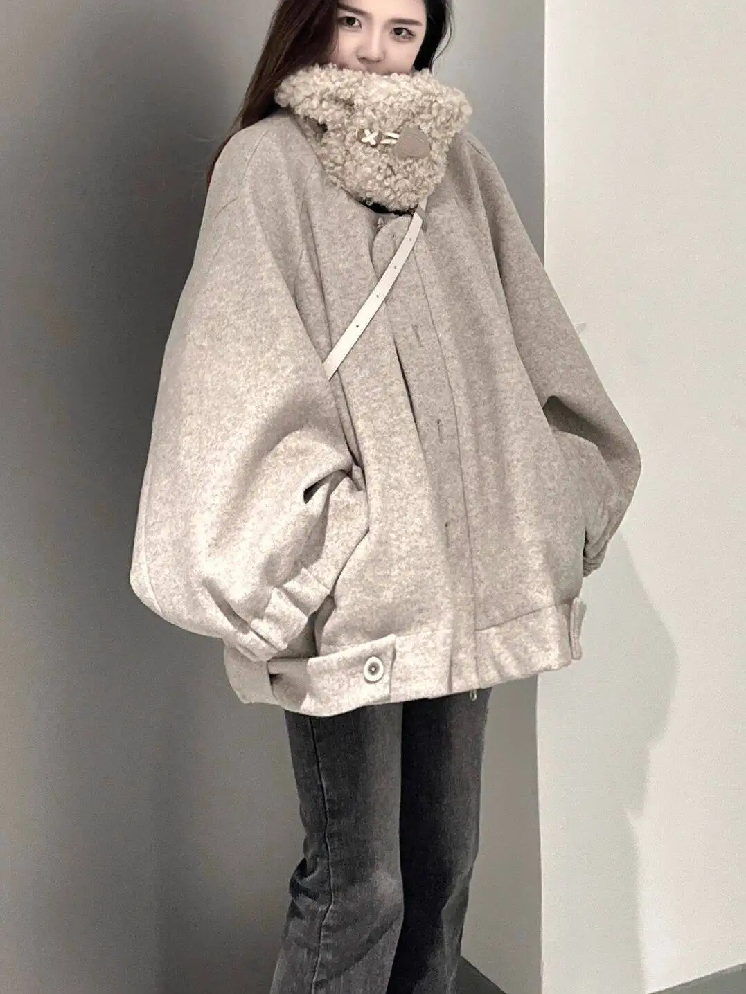 2025 Winter Women's Retro Woolen Coat Oversize Loose Style With Horn Buttons Thickened Versatile Moto Wool Outerwear
2025 Winter Women's Retro Woolen Coat Oversize Loose Style With Horn Buttons Thickened Versatile Moto Wool Outerwear