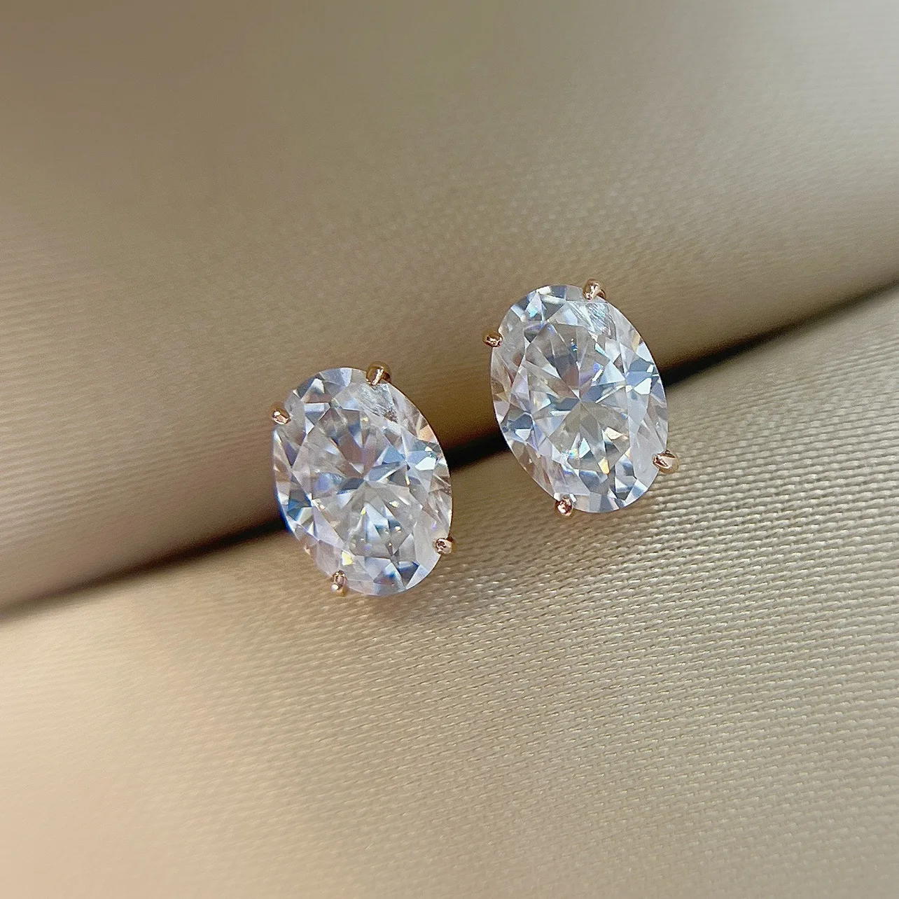 CCFJOYAS 925 Sterling Silver Oval Clear Zircon Stud Earrings for Girl Simple INS Gold Silver color CZ Earrings
CCFJOYAS 925 Sterling Silver Oval Clear Zircon Stud Earrings for Girl Simple INS Gold Silver color CZ Earrings