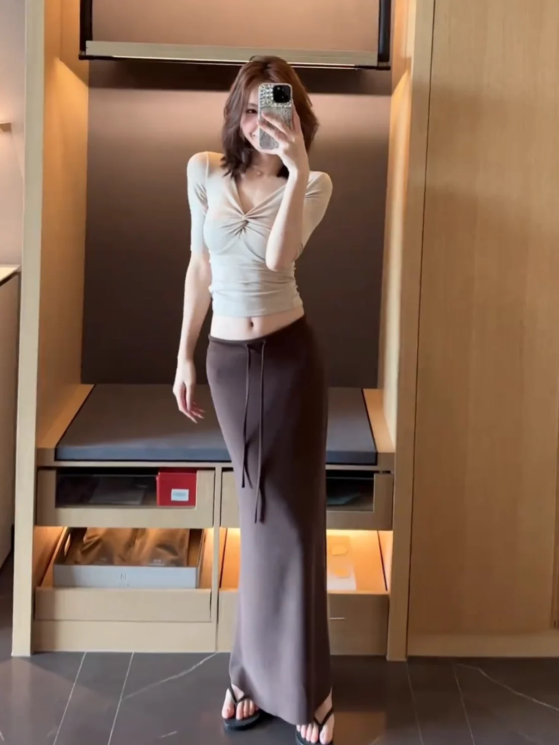 Fashionable V-Neck Short Sleeve Knitted T-Shirt Top And Skirt Set with Drawstring Design Slimming Two-Piece Summer Outfit for...
Fashionable V-Neck Short Sleeve Knitted T-Shirt Top And Skirt Set with Drawstring Design Slimming Two-Piece Summer Outfit for...