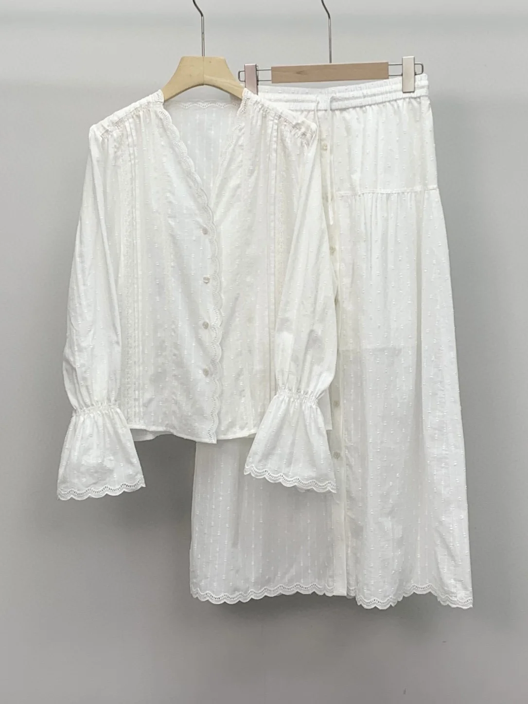 Pure Cotton Long Sve V-ne Commute irt Korean Single AT*E Wave Embroidery Slimming Effect Busin Casual Top
Pure Cotton Long Sve V-ne Commute irt Korean Single AT*E Wave Embroidery Slimming Effect Busin Casual Top