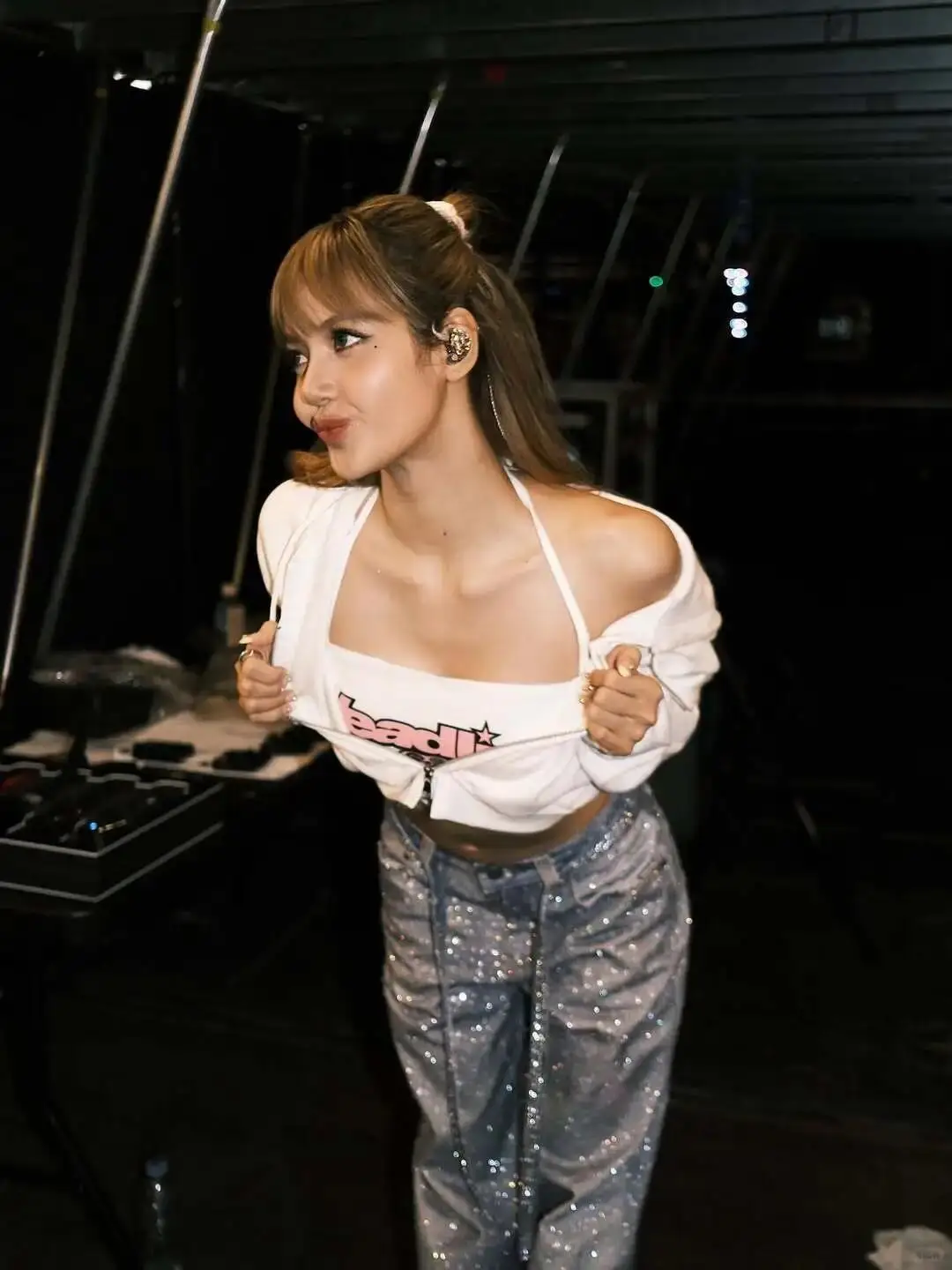 Джинсы женские прямые из плотного денима свободного кроя с принтом и стразами, приклеиваемыми к ткани
Джинсы женские прямые из плотного денима свободного кроя с принтом и стразами, приклеиваемыми к ткани