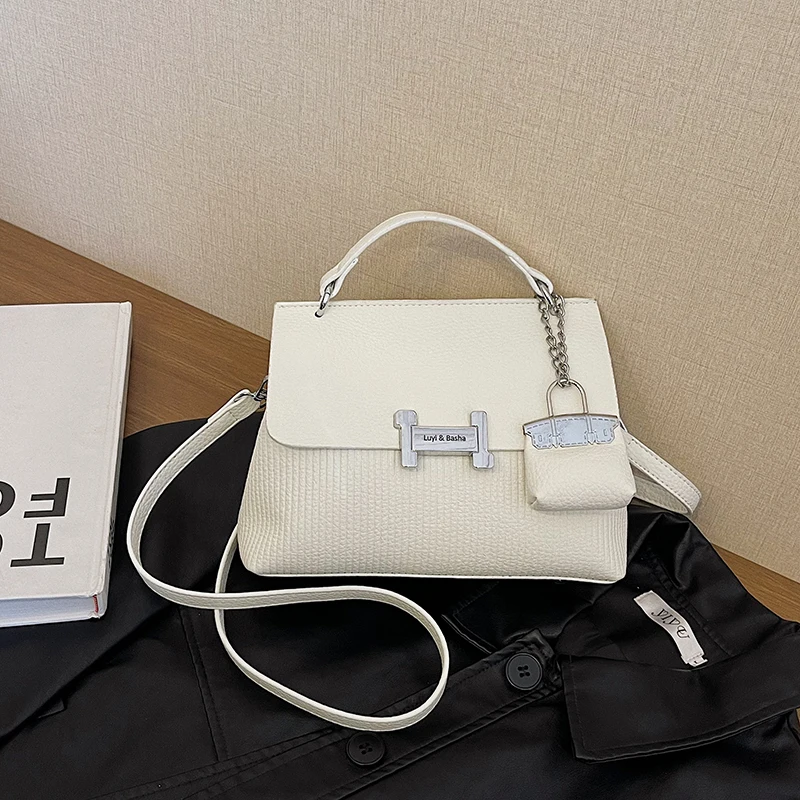 High-end designer retro fashion bag women's 2025 autumn and winter luxury new casual small square bag all-match messenger bag
High-end designer retro fashion bag women's 2025 autumn and winter luxury new casual small square bag all-match messenger bag