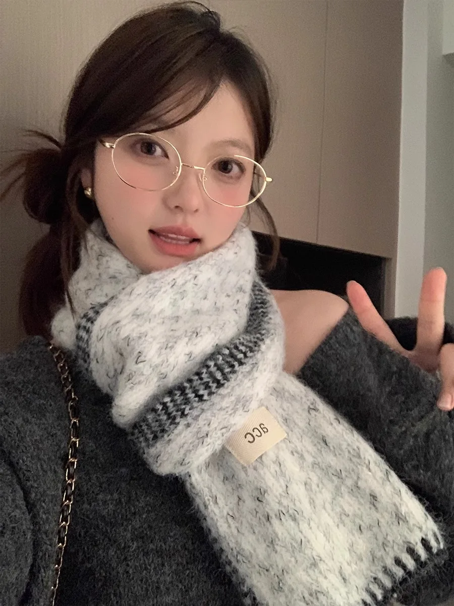 Новый женский осенне-зимний универсальный вязаный шарф в корейском стиле с серой каймой и защитой от тепла для шеи 
Новый женский осенне-зимний универсальный вязаный шарф в корейском стиле с серой каймой и защитой от тепла для шеи