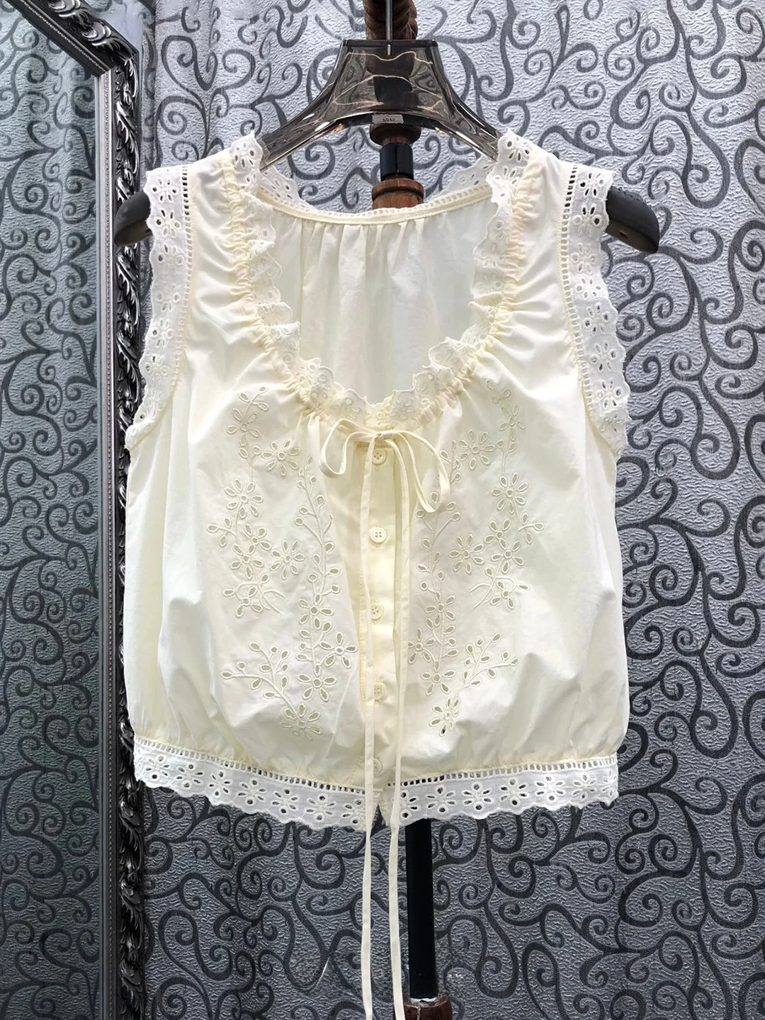 Milan Small Town Retro Pure Color Embroidery Hollow out Belted Sleeveless Short Vest Top Women's Street Style Summer Fashion
Milan Small Town Retro Pure Color Embroidery Hollow out Belted Sleeveless Short Vest Top Women's Street Style Summer Fashion