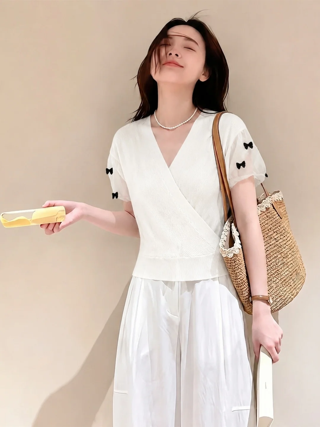 Elegant V-Neck Knot Short Sleeve Knitted Top Women's Slimming Waist Cinched Summer Fashion Soft Gentle Stylish Korean Style
Elegant V-Neck Knot Short Sleeve Knitted Top Women's Slimming Waist Cinched Summer Fashion Soft Gentle Stylish Korean Style