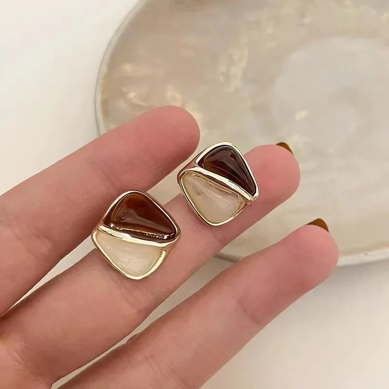 Trendy White Coffee Stone Resin Square Stud Earrings For Women Light Luxury French Earrings Fashion Jewelry Gifts
Trendy White Coffee Stone Resin Square Stud Earrings For Women Light Luxury French Earrings Fashion Jewelry Gifts