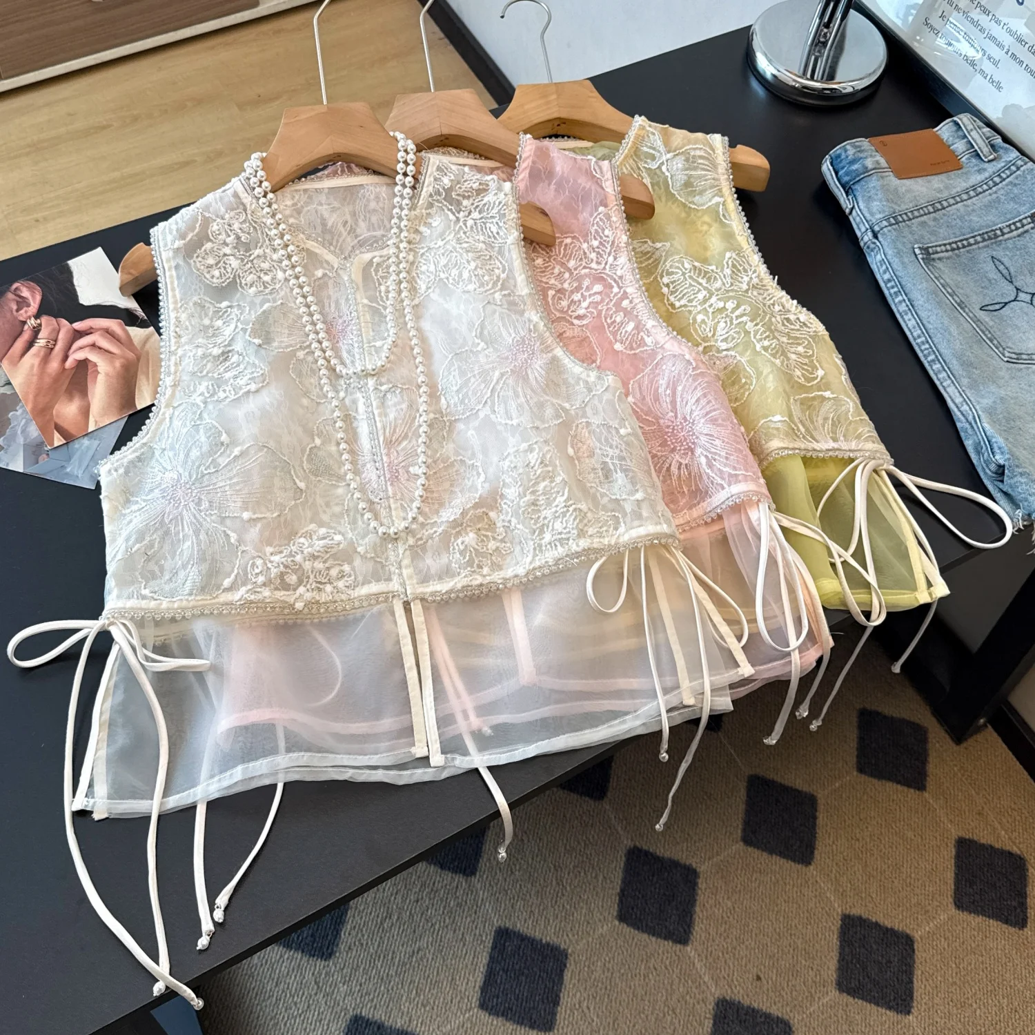New Chinese Style Heavy Embroidery Sequin Mesh Summer Thin round Neck Splice Vest Top Women's Fashion Traditional Costume
New Chinese Style Heavy Embroidery Sequin Mesh Summer Thin round Neck Splice Vest Top Women's Fashion Traditional Costume