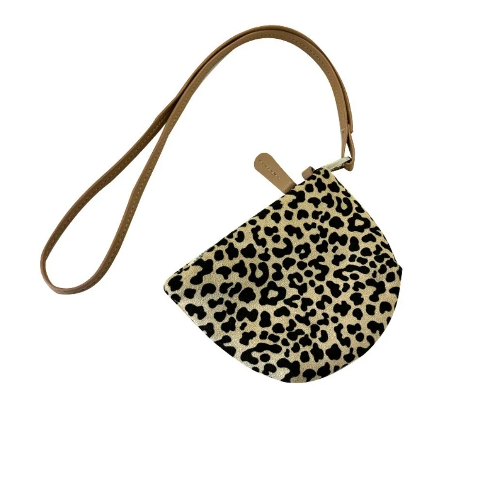 Creative Suede Leopard Print Hanging Neck Bag Croissant Y2K Necklace Handbag Korean Style Mini Storage Bag Streetwear
Creative Suede Leopard Print Hanging Neck Bag Croissant Y2K Necklace Handbag Korean Style Mini Storage Bag Streetwear