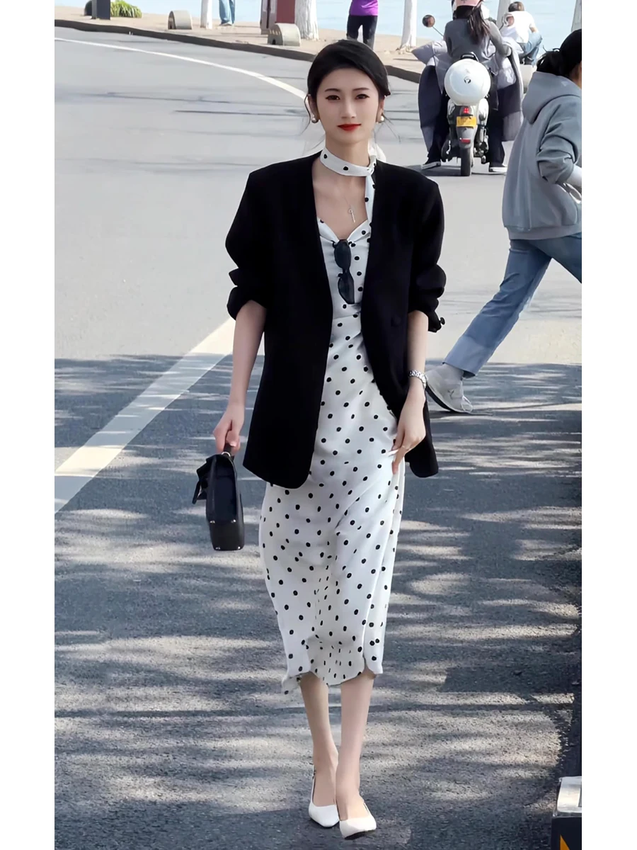 Spring 2026 Women's Black V-neck Suit Jacket Loose Polka Dot Halter Dress Set Fashionable Casual Wear Polyester Long Sleeve
Spring 2026 Women's Black V-neck Suit Jacket Loose Polka Dot Halter Dress Set Fashionable Casual Wear Polyester Long Sleeve