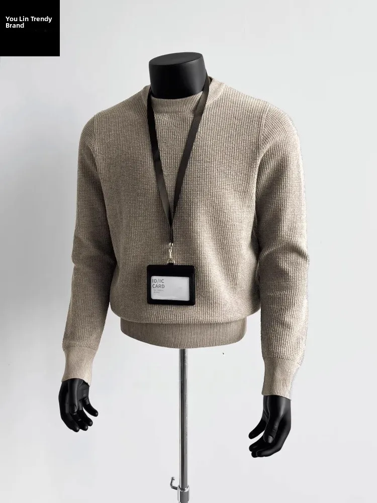 Мужской вязаный свитер цвета хаки, стандартная ширина плеч, осенне-зимний, с маленьким воротником, в американском ретро-стиле, свободного кроя, базовый.
Мужской вязаный свитер цвета хаки, стандартная ширина плеч, осенне-зимний, с маленьким воротником, в американском ретро-стиле, свободного кроя, базовый.