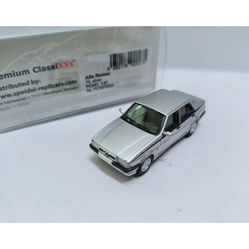 1:87 масштаб Alfa Romeo 75 пластиковые модели автомобилей коллекционные украшения
1:87 масштаб Alfa Romeo 75 пластиковые модели автомобилей коллекционные украшения