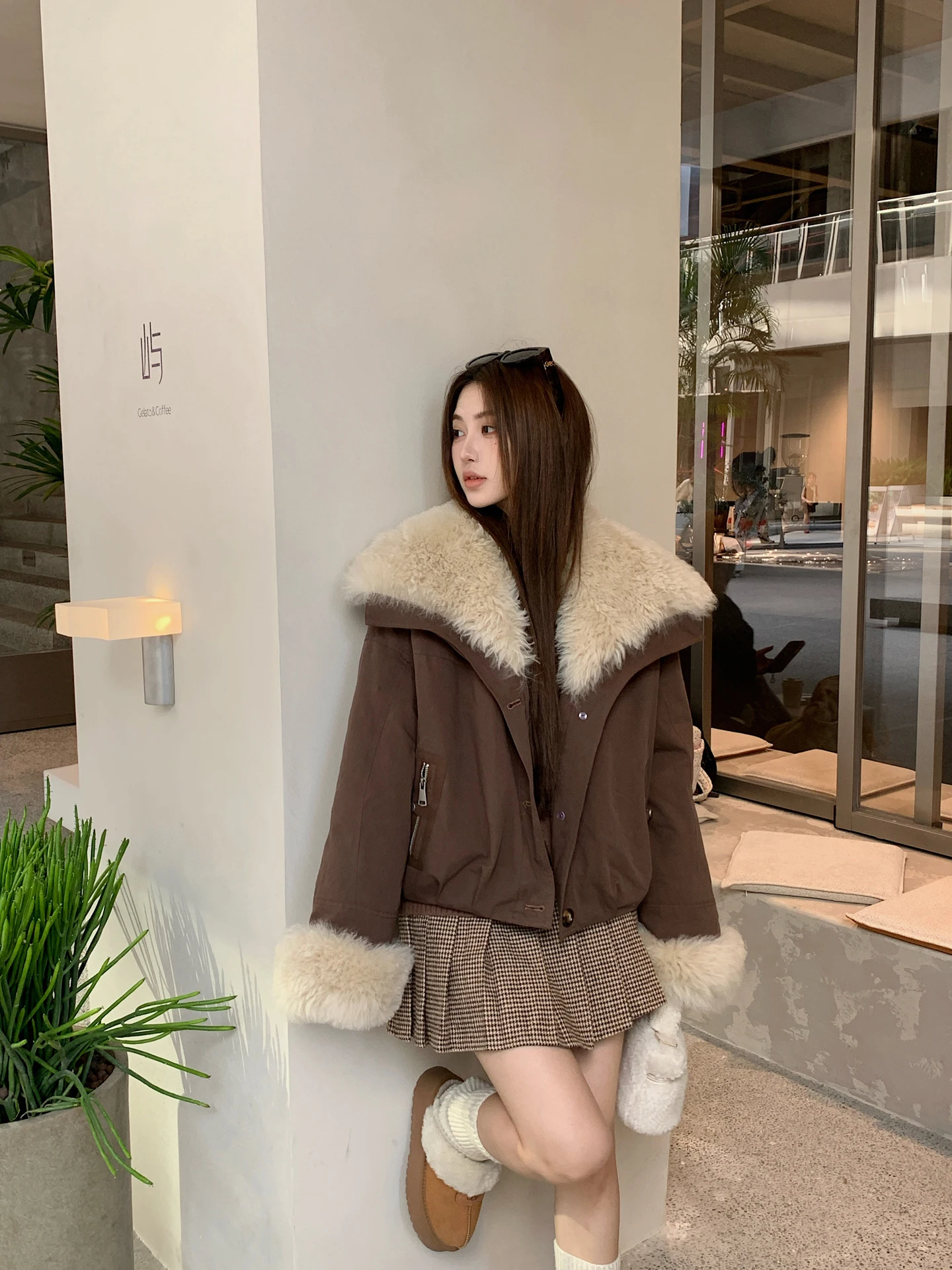 Женская зимняя теплая куртка Paris Evening с наполнителем из 90% белого гусиного пуха, с воротником из овчины, повседневная, на молнии, утепленная
Женская зимняя теплая куртка Paris Evening с наполнителем из 90% белого гусиного пуха, с воротником из овчины, повседневная, на молнии, утепленная